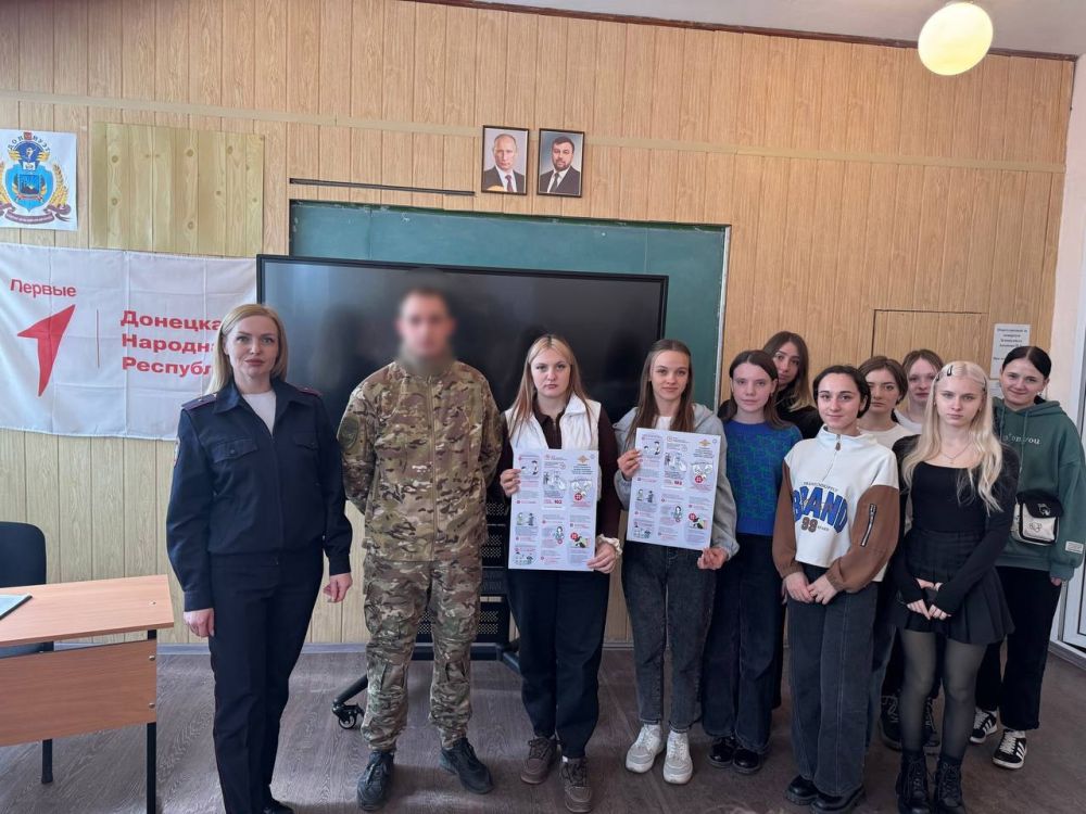 Полицейские ведут профилактическую работу с подростками Полицейские ведут профилактическую работу с подростками