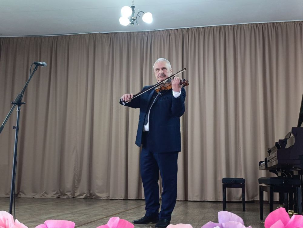В Снежном отметили День работника культуры праздничным концертом В Снежном отметили День работника культуры праздничным концертом