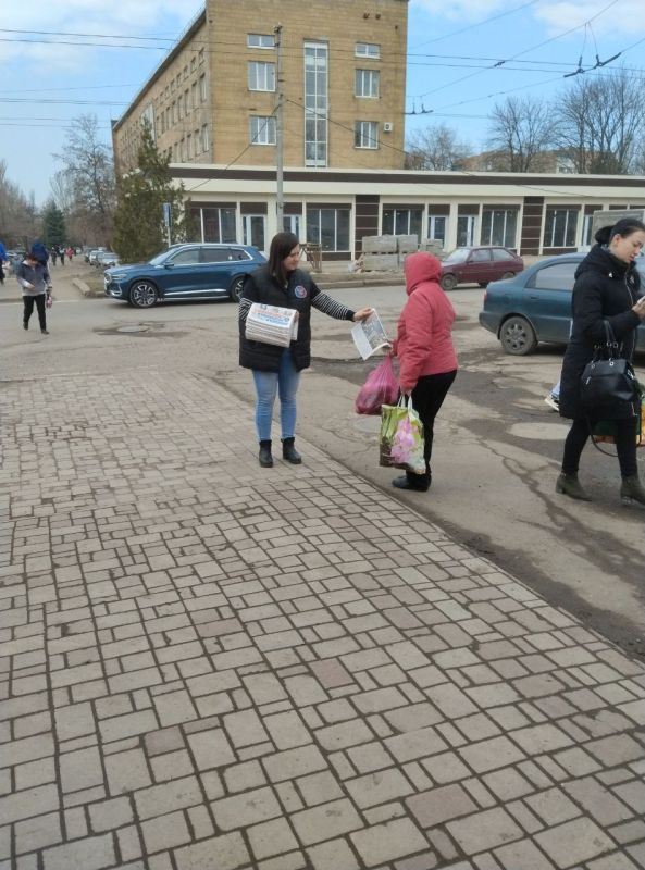 Сегодня, 21 марта по инициативе Общественного Движения «Донецкая Республика» в Червоногвардейском районе города Макеевки проходит раздача официального печатного издания Общественного Движения «Донецкая Республика» Сегодня, 21 марта по инициативе Общественного Движения «Донецкая Республика» в Червоногвардейском районе города Макеевки проходит раздача официального печатного издания Общественного Движения «Донецкая Республика»