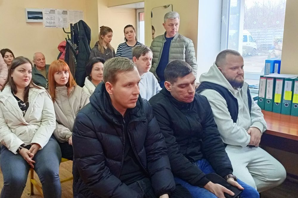 Владислав Ключаров: Сегодня на встрече с трудовым коллективом «МАК-ИНВЕСТ» поговорили о дальнейшем экономическом развитии нашего городского округа, о планах по ремонту дорог, благоустройству парков и скверов, строительству... Владислав Ключаров: Сегодня на встрече с трудовым коллективом «МАК-ИНВЕСТ» поговорили о дальнейшем экономическом развитии нашего городского округа, о планах по ремонту дорог, благоустройству парков и скверов, строительству...