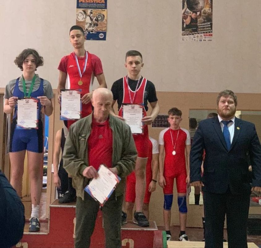 Спортсмены Снежного приняли участие в соревнованиях по тяжелой атлетике Спортсмены Снежного приняли участие в соревнованиях по тяжелой атлетике