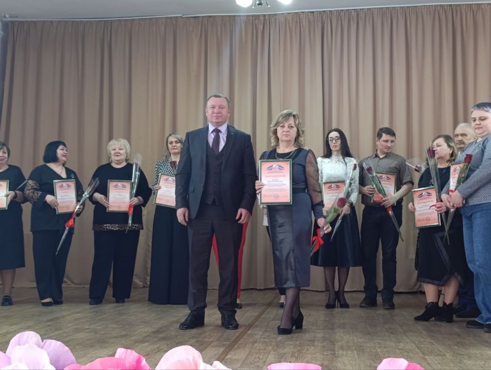 В Снежном отметили День работника культуры праздничным концертом В Снежном отметили День работника культуры праздничным концертом