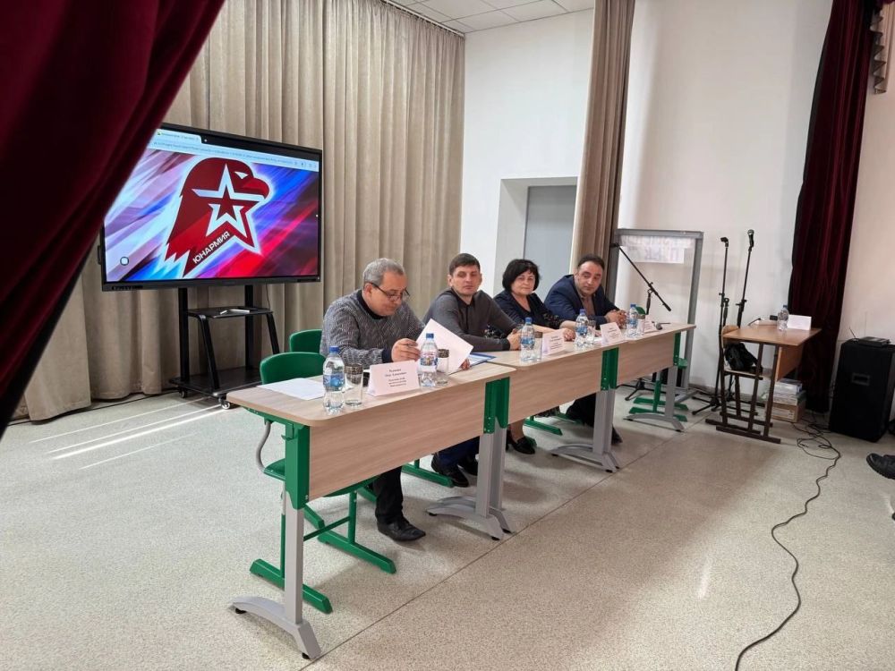 Состоялся слёт Мангушского местного отделения юнармии ДНР, на базе ГБОУ «Ялтинская школа № 2», на котором присутствовали начальник штаба Местного отделения Редченко Олег Алексеевич, заведующий сектором молодежной политики... Состоялся слёт Мангушского местного отделения юнармии ДНР, на базе ГБОУ «Ялтинская школа № 2», на котором присутствовали начальник штаба Местного отделения Редченко Олег Алексеевич, заведующий сектором молодежной политики...