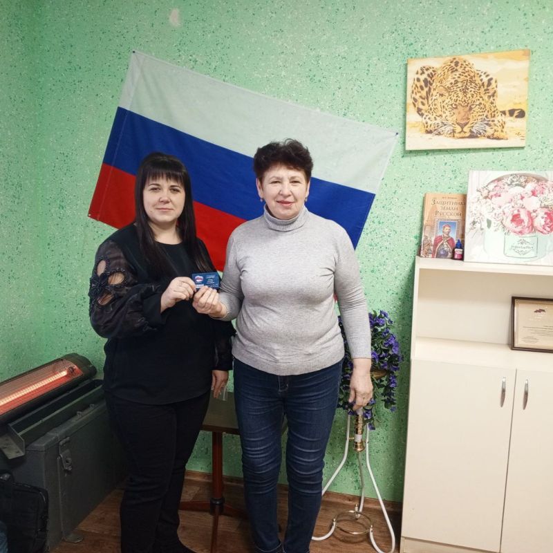 Сегодня, 21 марта, заместитель председателя Дебальцевского городского совета Анастасия Костина вручила именные партийные билеты, нагрудные значки Всероссийской политической партии «Единая Россия" Сегодня, 21 марта, заместитель председателя Дебальцевского городского совета Анастасия Костина вручила именные партийные билеты, нагрудные значки Всероссийской политической партии «Единая Россия"