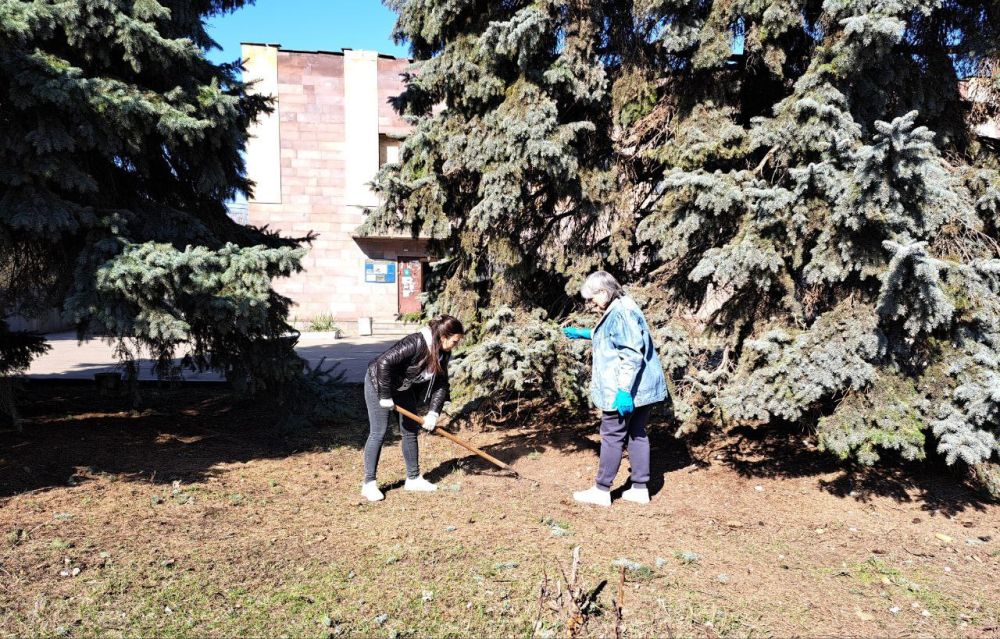 В городе Светлодарск продолжается двухмесячник по благоустройству и санитарной очистке городских территорий В городе Светлодарск продолжается двухмесячник по благоустройству и санитарной очистке городских территорий