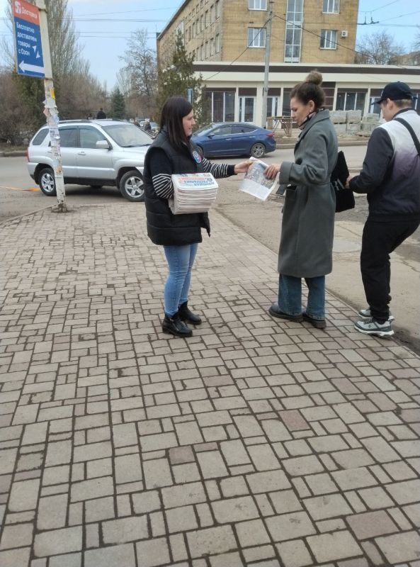 Сегодня, 21 марта по инициативе Общественного Движения «Донецкая Республика» в Червоногвардейском районе города Макеевки проходит раздача официального печатного издания Общественного Движения «Донецкая Республика» Сегодня, 21 марта по инициативе Общественного Движения «Донецкая Республика» в Червоногвардейском районе города Макеевки проходит раздача официального печатного издания Общественного Движения «Донецкая Республика»
