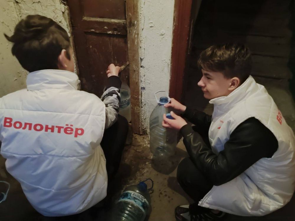 Дарить добро ежедневно. К этому стремятся активисты Движения Первых Иловайска. Ребята являются активными участниками социальных мероприятий и одно из них – забота о людях пожилого возраста Дарить добро ежедневно. К этому стремятся активисты Движения Первых Иловайска. Ребята являются активными участниками социальных мероприятий и одно из них – забота о людях пожилого возраста