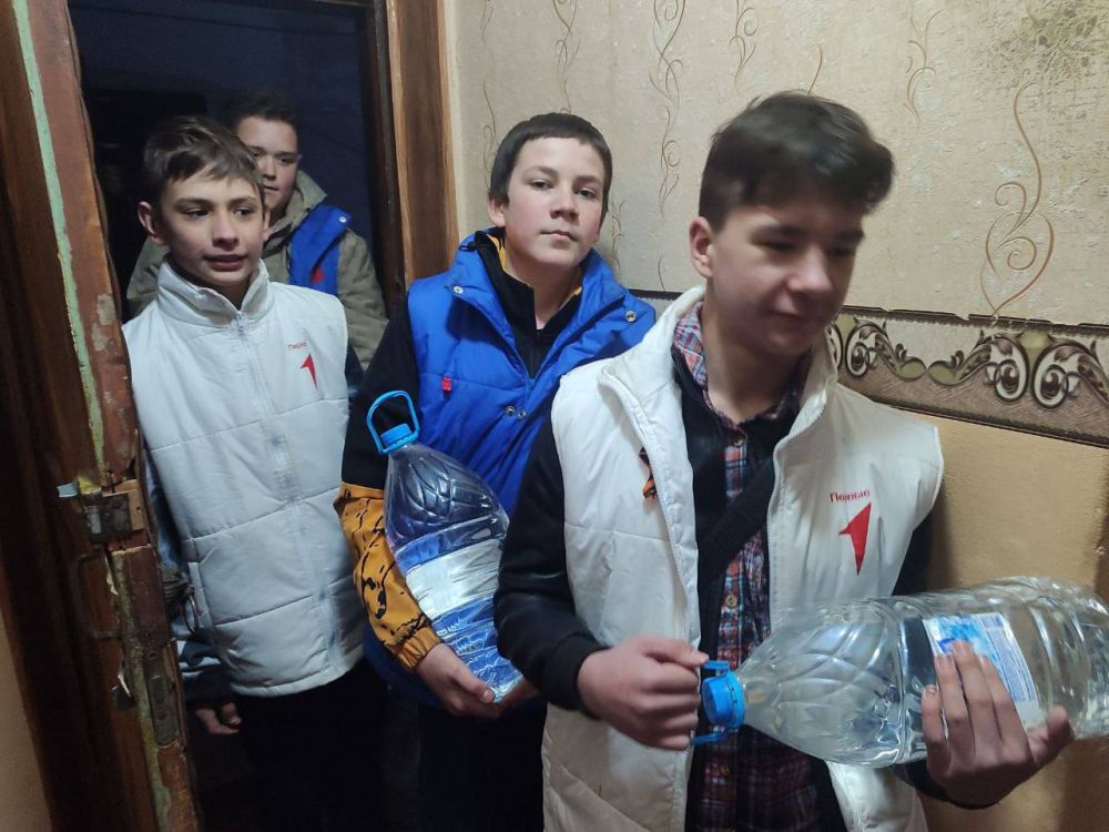 Дарить добро ежедневно. К этому стремятся активисты Движения Первых Иловайска. Ребята являются активными участниками социальных мероприятий и одно из них – забота о людях пожилого возраста Дарить добро ежедневно. К этому стремятся активисты Движения Первых Иловайска. Ребята являются активными участниками социальных мероприятий и одно из них – забота о людях пожилого возраста