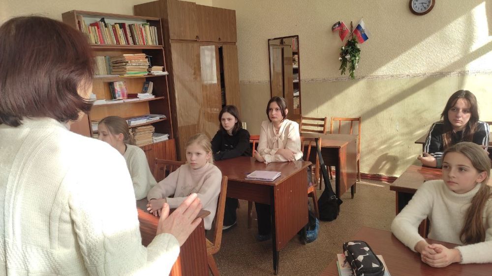 17 марта преподаватель МБУ ДО "Харцызская детская школа искусств" Шевцова Виктория Владимировна" провела с учащимися классный час о толерантности и противодействию терроризму "Терроризм - зло против человека" 17 марта преподаватель МБУ ДО "Харцызская детская школа искусств" Шевцова Виктория Владимировна" провела с учащимися классный час о толерантности и противодействию терроризму "Терроризм - зло против человека"