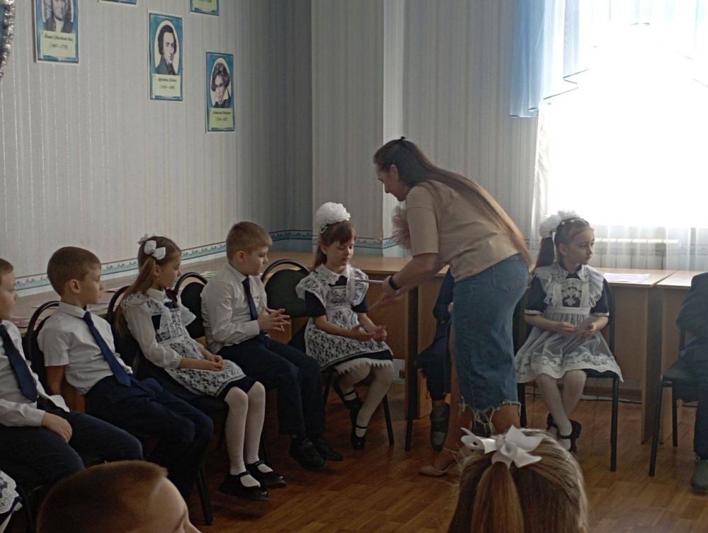 Сегодня, для учеников ГБОУ «Тельмановская гимназия Тельмановского м.о.» 1-Б класса прошёл праздник "Прощание с Азбукой и посвящение в читатели школьной библиотеки" Сегодня, для учеников ГБОУ «Тельмановская гимназия Тельмановского м.о.» 1-Б класса прошёл праздник "Прощание с Азбукой и посвящение в читатели школьной библиотеки"