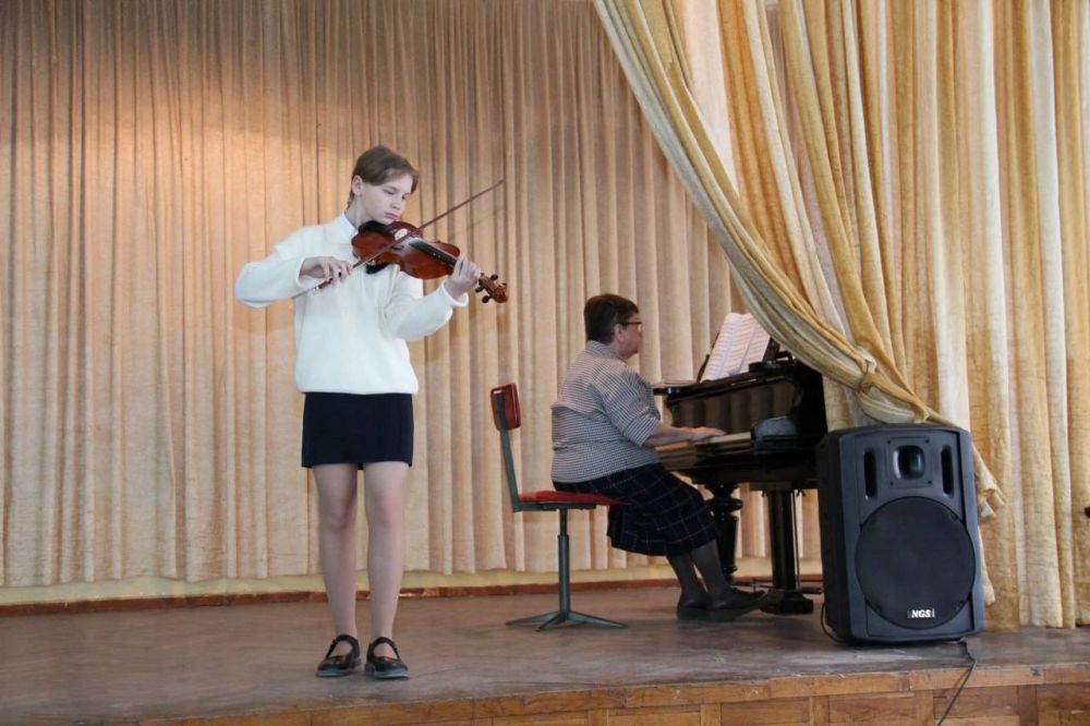 Вчера, 21 марта, в МБУДО «Зугрэсская детская школа искусств» прошёл школьный конкурс скрипачей «Музыкальный калейдоскоп» Вчера, 21 марта, в МБУДО «Зугрэсская детская школа искусств» прошёл школьный конкурс скрипачей «Музыкальный калейдоскоп»