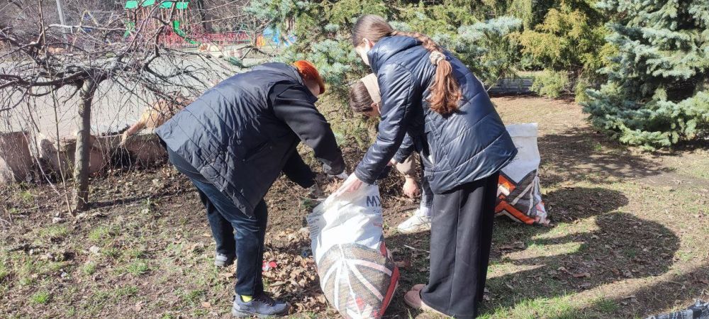 Молодежь Ждановки приняла участие в общегородском субботнике Молодежь Ждановки приняла участие в общегородском субботнике