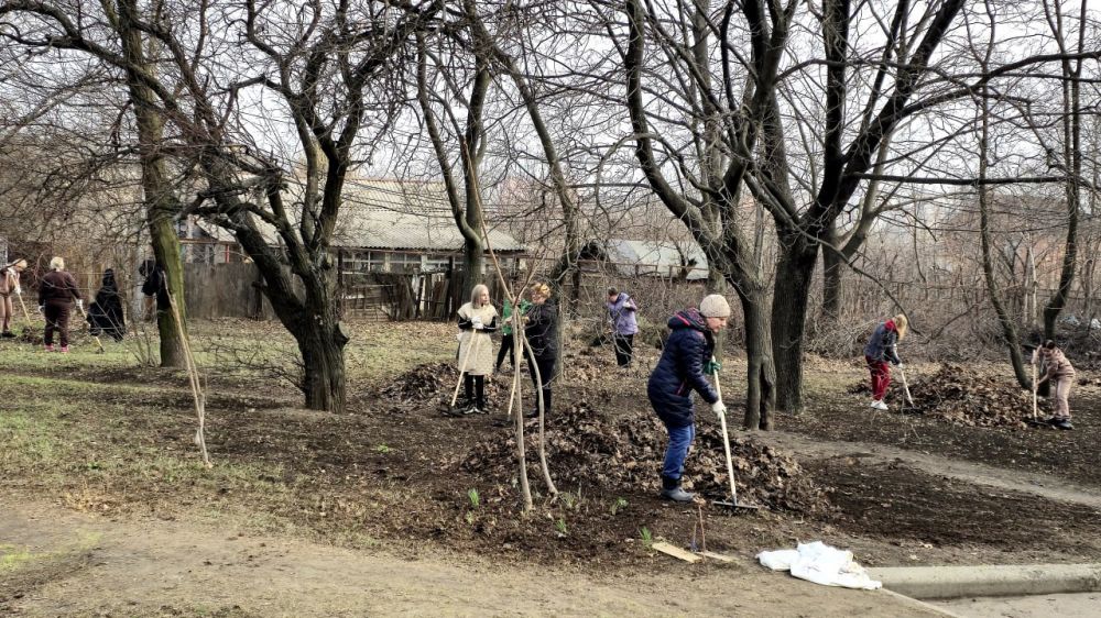 Иван Адамец: Сотрудники Управы Куйбышевского внутригородского района и специалисты отдела опеки и попечительства №6 Администрации городского округа Донецк совместно с работниками «Зеленстроя» с огромным энтузиазмом приняли... Иван Адамец: Сотрудники Управы Куйбышевского внутригородского района и специалисты отдела опеки и попечительства №6 Администрации городского округа Донецк совместно с работниками «Зеленстроя» с огромным энтузиазмом приняли...
