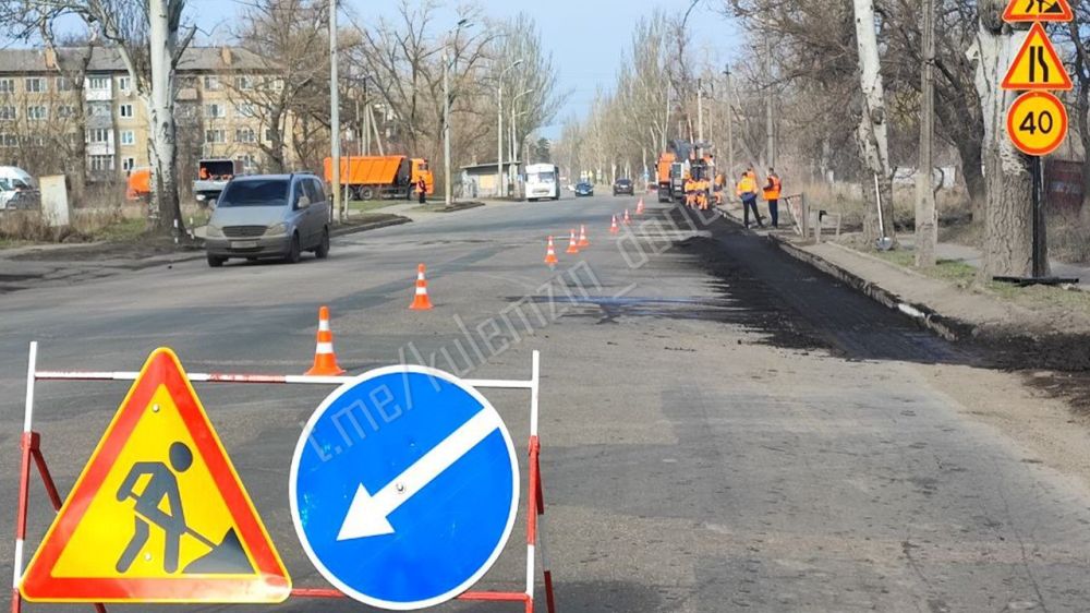 Многие годы Петровский район подвергался постоянным варварским обстрелам со стороны укрофашистов, что серьёзно затрудняло реализацию дорожных работ Многие годы Петровский район подвергался постоянным варварским обстрелам со стороны укрофашистов, что серьёзно затрудняло реализацию дорожных работ