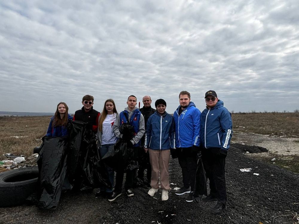 Депутаты Горловского городского совета и активисты Горловского отделения Движения Первых приняли участие в Республиканском субботнике на КПП «Мариновка» Депутаты Горловского городского совета и активисты Горловского отделения Движения Первых приняли участие в Республиканском субботнике на КПП «Мариновка»