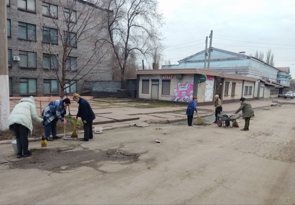 Студенты и сотрудники средних специальных учебных заведений приняли участие в общегородском субботнике Студенты и сотрудники средних специальных учебных заведений приняли участие в общегородском субботнике