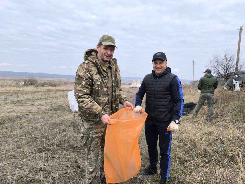 Депутаты фракции партии «Единая Россия» Снежнянского городского совета и активисты партии навели порядок у Мариновской КПП Депутаты фракции партии «Единая Россия» Снежнянского городского совета и активисты партии навели порядок у Мариновской КПП