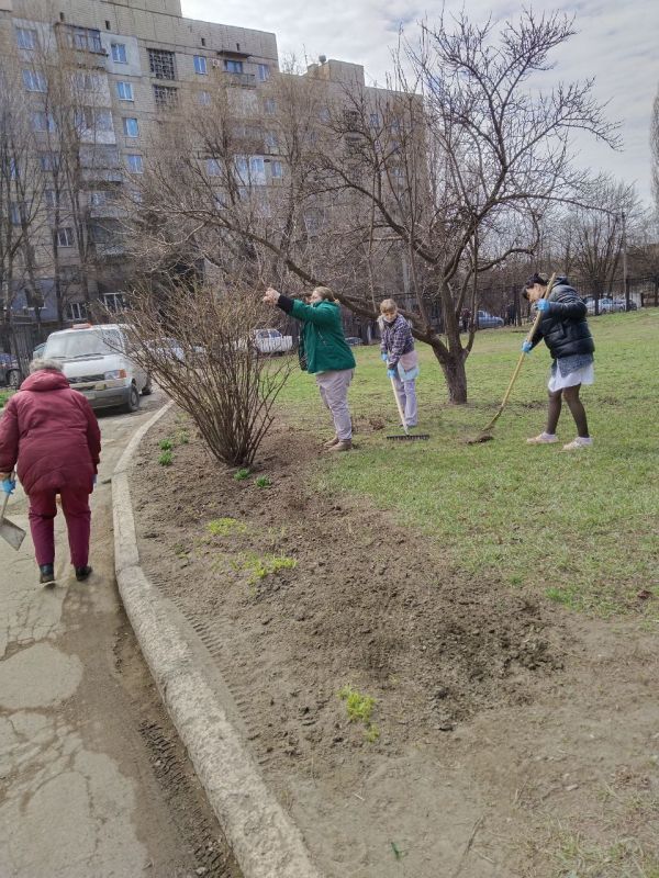 Сотрудники медицинских учреждений тоже приняли участие в общегородском субботнике Сотрудники медицинских учреждений тоже приняли участие в общегородском субботнике
