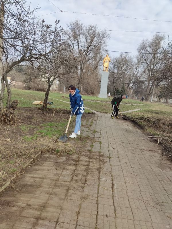 В Ленинском районе г. Донецка прошел очередной субботник, в котором приняли участие сотрудники Управы Ленинского внутригородского района Администрации городского округа Донецк и управляющий делами Администрации городского... В Ленинском районе г. Донецка прошел очередной субботник, в котором приняли участие сотрудники Управы Ленинского внутригородского района Администрации городского округа Донецк и управляющий делами Администрации городского...