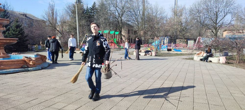 Молодежь Ждановки приняла участие в общегородском субботнике Молодежь Ждановки приняла участие в общегородском субботнике