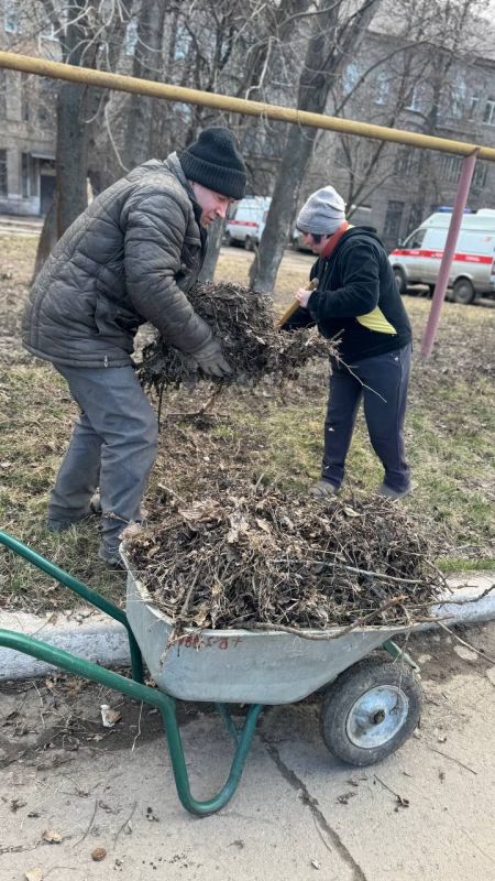 Сотрудники медицинских учреждений тоже приняли участие в общегородском субботнике Сотрудники медицинских учреждений тоже приняли участие в общегородском субботнике