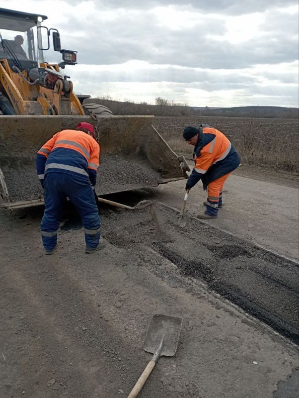 В выходные дни тоже продолжаем работать, чтобы скорее привести в порядок сеть дорог общего пользования В выходные дни тоже продолжаем работать, чтобы скорее привести в порядок сеть дорог общего пользования