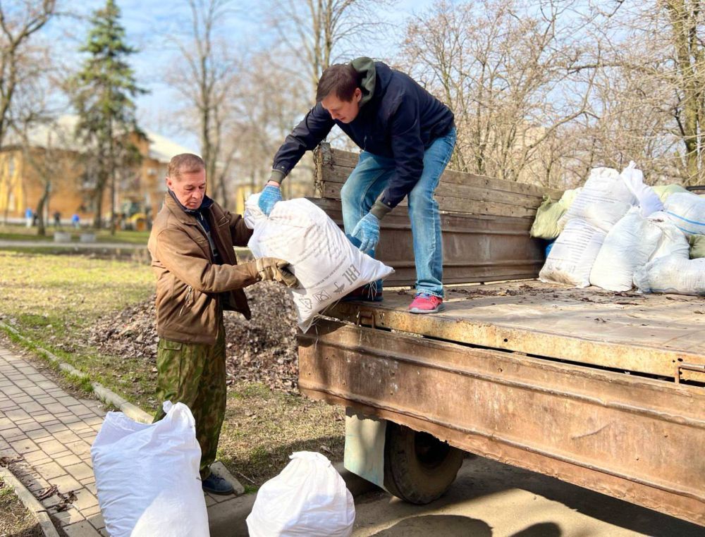 Михаил Меренков: Сегодня в Буденновском районе был проведен субботник, в котором приняло активное участие более 1500 человек, собрано и вывезено около 80м3 мусора, проводились работы по уборке территорий парков, скверов... Михаил Меренков: Сегодня в Буденновском районе был проведен субботник, в котором приняло активное участие более 1500 человек, собрано и вывезено около 80м3 мусора, проводились работы по уборке территорий парков, скверов...