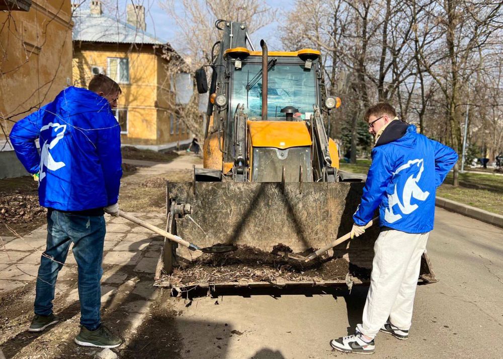 Михаил Меренков: Сегодня в Буденновском районе был проведен субботник, в котором приняло активное участие более 1500 человек, собрано и вывезено около 80м3 мусора, проводились работы по уборке территорий парков, скверов... Михаил Меренков: Сегодня в Буденновском районе был проведен субботник, в котором приняло активное участие более 1500 человек, собрано и вывезено около 80м3 мусора, проводились работы по уборке территорий парков, скверов...