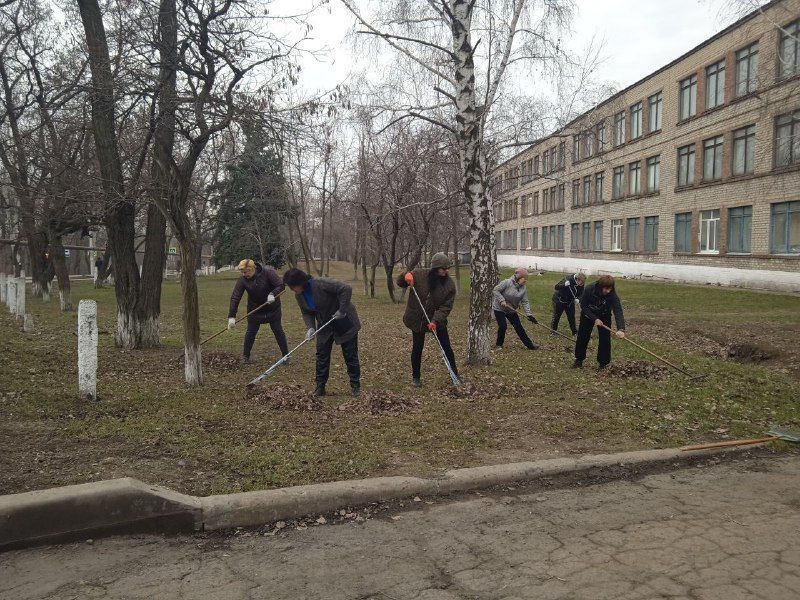 Общеобразовательные учреждения городского округа Енакиево приняли участие в субботнике Общеобразовательные учреждения городского округа Енакиево приняли участие в субботнике