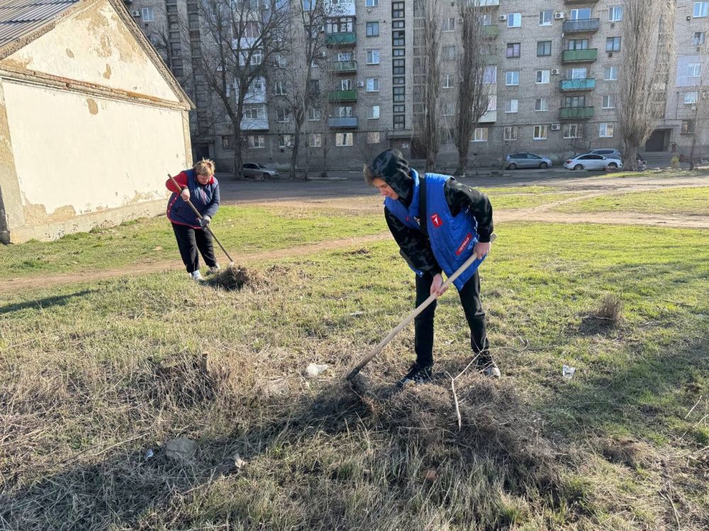Активисты Иловайского «Движения Первых» приняли участие в городском субботнике в рамках двухмесячника по благоустройству и наведению санитарного порядка на территории городского округа Иловайск Активисты Иловайского «Движения Первых» приняли участие в городском субботнике в рамках двухмесячника по благоустройству и наведению санитарного порядка на территории городского округа Иловайск