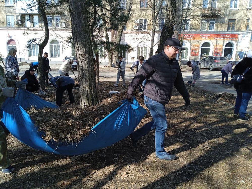 Елена Синецкая: Сегодня, 22 марта, в рамках проведения общегородского субботника по благоустройству и наведению санитарного порядка, сотрудники Управы Калининского внутригородского района провели субботник в сквере возле... Елена Синецкая: Сегодня, 22 марта, в рамках проведения общегородского субботника по благоустройству и наведению санитарного порядка, сотрудники Управы Калининского внутригородского района провели субботник в сквере возле...
