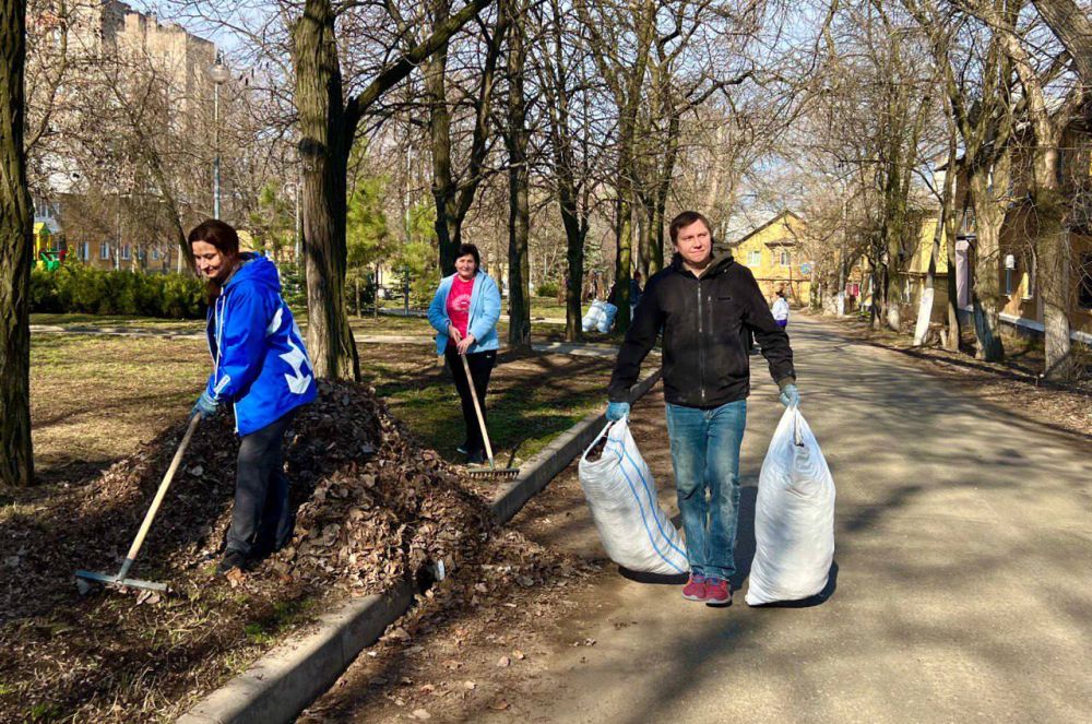 Михаил Меренков: Сегодня в Буденновском районе был проведен субботник, в котором приняло активное участие более 1500 человек, собрано и вывезено около 80м3 мусора, проводились работы по уборке территорий парков, скверов... Михаил Меренков: Сегодня в Буденновском районе был проведен субботник, в котором приняло активное участие более 1500 человек, собрано и вывезено около 80м3 мусора, проводились работы по уборке территорий парков, скверов...