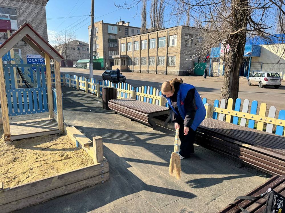 Активисты Иловайского «Движения Первых» приняли участие в городском субботнике в рамках двухмесячника по благоустройству и наведению санитарного порядка на территории городского округа Иловайск Активисты Иловайского «Движения Первых» приняли участие в городском субботнике в рамках двухмесячника по благоустройству и наведению санитарного порядка на территории городского округа Иловайск