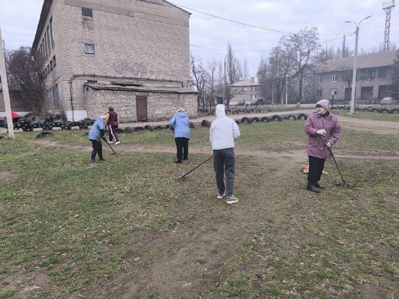 Общеобразовательные учреждения городского округа Енакиево приняли участие в субботнике Общеобразовательные учреждения городского округа Енакиево приняли участие в субботнике