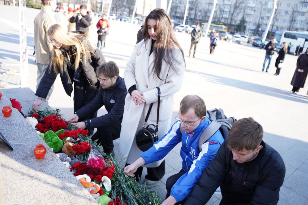 ГОД СПУСТЯ.... марта 2024 года в Подмосковье произошла страшная трагедия — теракт в концертном зале «Крокус Сити Холл», который унес жизни невинных людей и потряс всю страну. Это событие оставило глубокий след в сердцах... ГОД СПУСТЯ.... марта 2024 года в Подмосковье произошла страшная трагедия — теракт в концертном зале «Крокус Сити Холл», который унес жизни невинных людей и потряс всю страну. Это событие оставило глубокий след в сердцах...