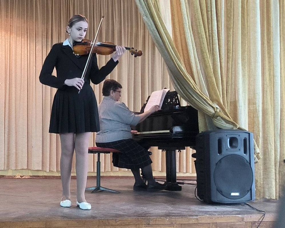 Вчера, 21 марта, в МБУДО «Зугрэсская детская школа искусств» прошёл школьный конкурс скрипачей «Музыкальный калейдоскоп» Вчера, 21 марта, в МБУДО «Зугрэсская детская школа искусств» прошёл школьный конкурс скрипачей «Музыкальный калейдоскоп»