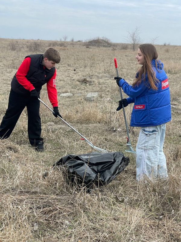 Депутаты Горловского городского совета и активисты Горловского отделения Движения Первых приняли участие в Республиканском субботнике на КПП «Мариновка» Депутаты Горловского городского совета и активисты Горловского отделения Движения Первых приняли участие в Республиканском субботнике на КПП «Мариновка»