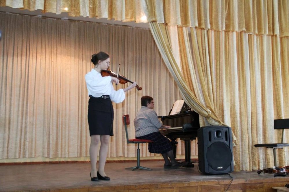 Вчера, 21 марта, в МБУДО «Зугрэсская детская школа искусств» прошёл школьный конкурс скрипачей «Музыкальный калейдоскоп» Вчера, 21 марта, в МБУДО «Зугрэсская детская школа искусств» прошёл школьный конкурс скрипачей «Музыкальный калейдоскоп»