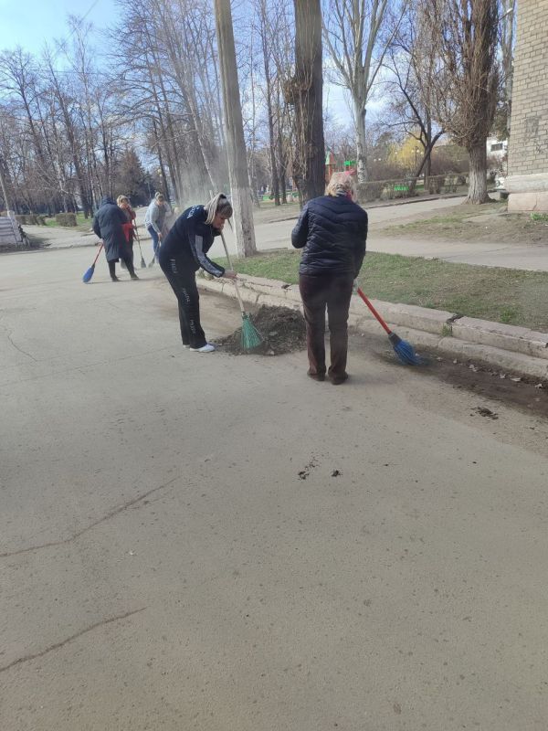 Сотрудники департамента жилищно-коммунального хозяйства и муниципальной собственности и жилищно-коммунальных учреждений на общегородском субботнике Сотрудники департамента жилищно-коммунального хозяйства и муниципальной собственности и жилищно-коммунальных учреждений на общегородском субботнике