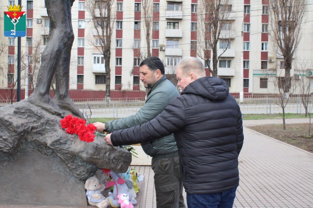 Александр Петрикин: Сегодня совместно с Андреем Самсоновым, своим заместителем Александром Грибановым и управляющим делами Ольгой Гутник возложили цветы к памятнику «Детям- жертвам войны в Донбассе» в г. Енакиево почтили... Александр Петрикин: Сегодня совместно с Андреем Самсоновым, своим заместителем Александром Грибановым и управляющим делами Ольгой Гутник возложили цветы к памятнику «Детям- жертвам войны в Донбассе» в г. Енакиево почтили...