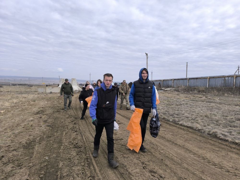22 марта депутаты Снежнянского городского совета и активисты движения "Молодая Республика" приняли участие в республиканском субботнике на пункте пропуска Мариновка 22 марта депутаты Снежнянского городского совета и активисты движения "Молодая Республика" приняли участие в республиканском субботнике на пункте пропуска Мариновка