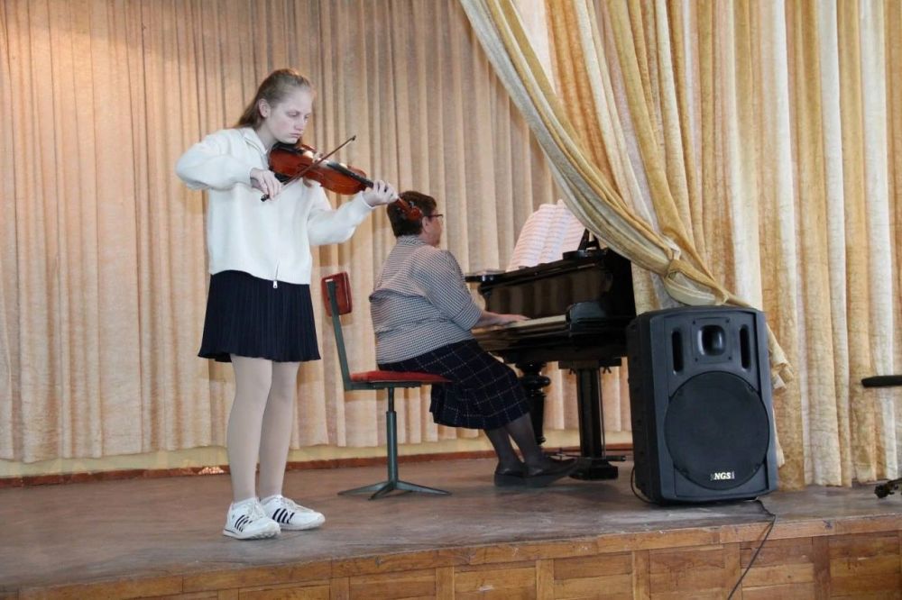 Вчера, 21 марта, в МБУДО «Зугрэсская детская школа искусств» прошёл школьный конкурс скрипачей «Музыкальный калейдоскоп» Вчера, 21 марта, в МБУДО «Зугрэсская детская школа искусств» прошёл школьный конкурс скрипачей «Музыкальный калейдоскоп»