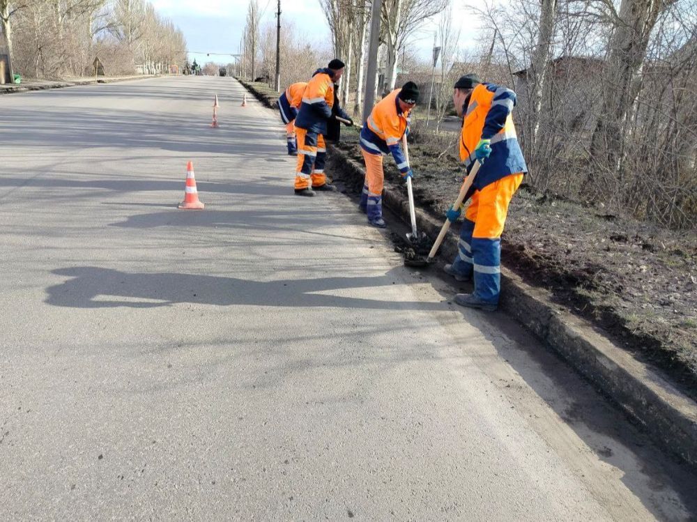 В выходные дни тоже продолжаем работать, чтобы скорее привести в порядок сеть дорог общего пользования В выходные дни тоже продолжаем работать, чтобы скорее привести в порядок сеть дорог общего пользования