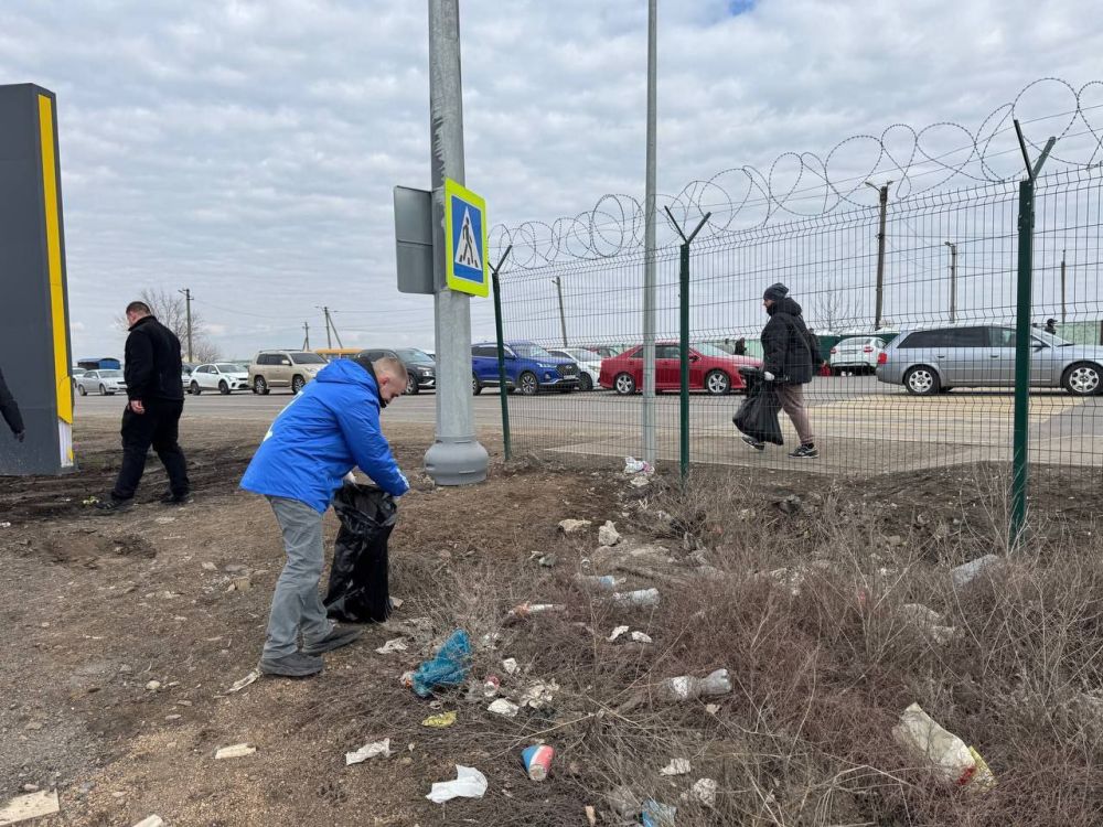 Депутаты Старобешевского муниципального совета ДНР присоединились к масштабному субботнику на КПП "Успенка" Депутаты Старобешевского муниципального совета ДНР присоединились к масштабному субботнику на КПП "Успенка"
