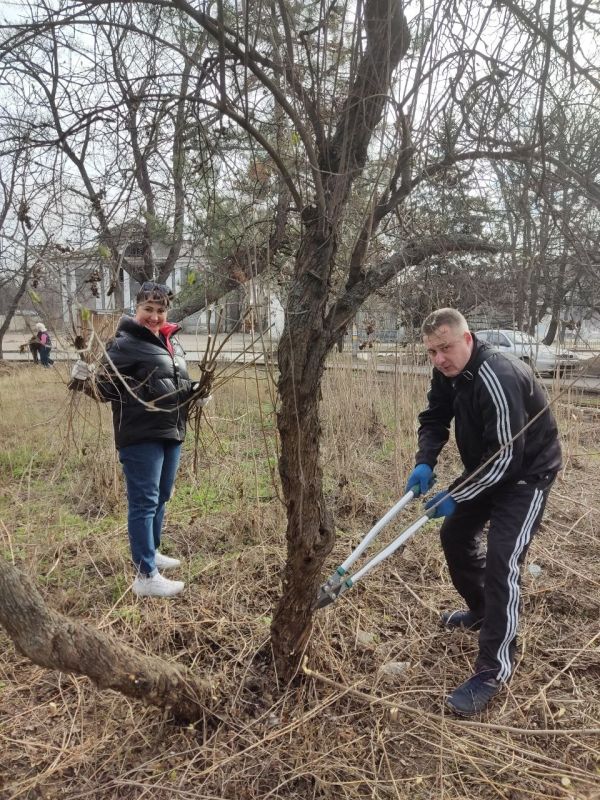 В Ленинском районе г. Донецка прошел очередной субботник, в котором приняли участие сотрудники Управы Ленинского внутригородского района Администрации городского округа Донецк и управляющий делами Администрации городского... В Ленинском районе г. Донецка прошел очередной субботник, в котором приняли участие сотрудники Управы Ленинского внутригородского района Администрации городского округа Донецк и управляющий делами Администрации городского...