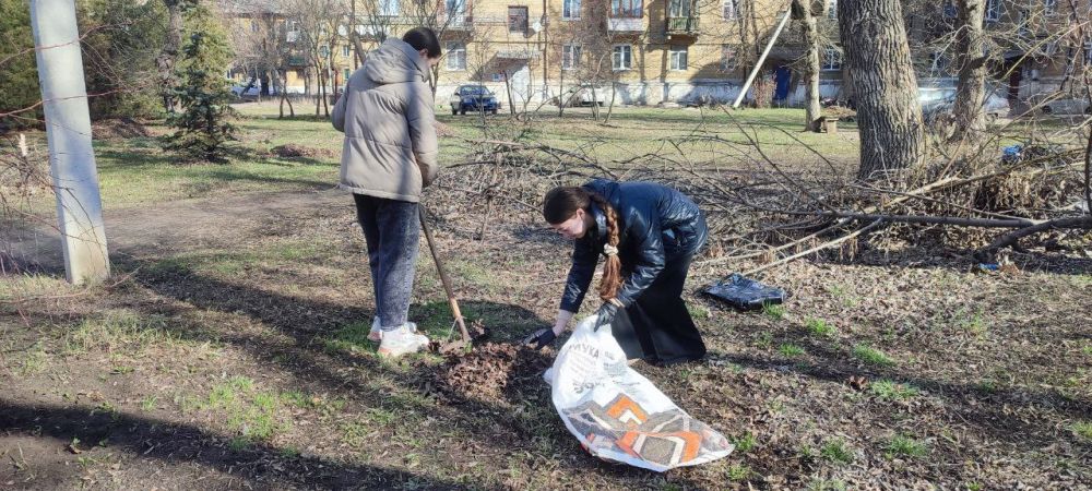 Молодежь Ждановки приняла участие в общегородском субботнике Молодежь Ждановки приняла участие в общегородском субботнике