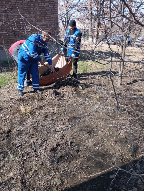 Сотрудники медицинских учреждений тоже приняли участие в общегородском субботнике Сотрудники медицинских учреждений тоже приняли участие в общегородском субботнике