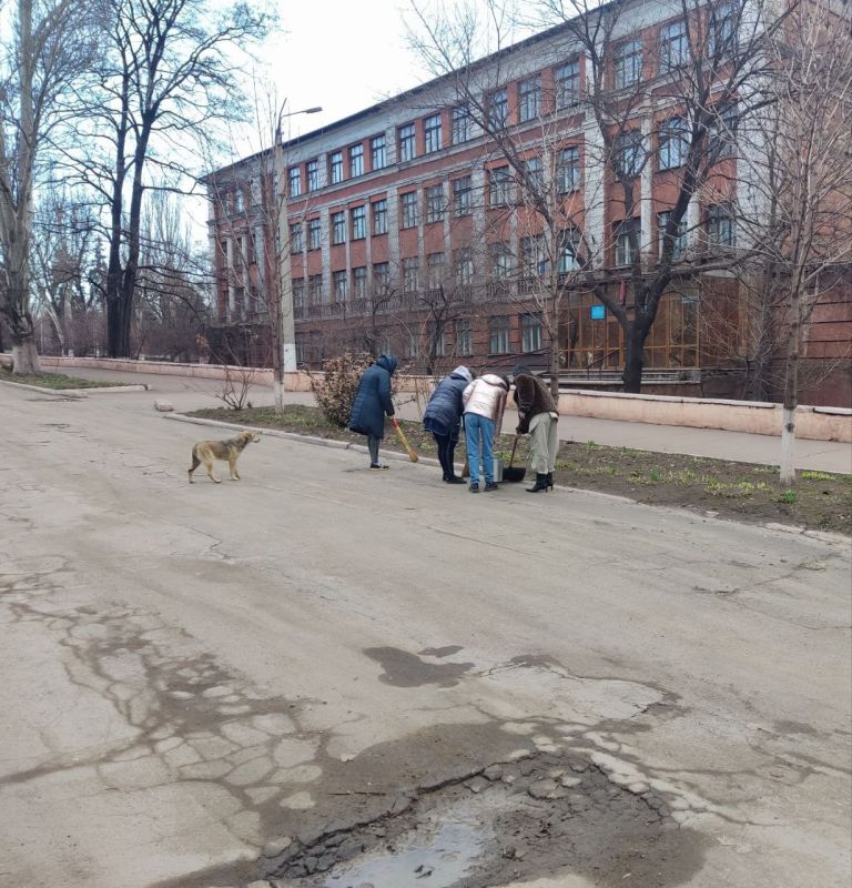 Студенты и сотрудники средних специальных учебных заведений приняли участие в общегородском субботнике Студенты и сотрудники средних специальных учебных заведений приняли участие в общегородском субботнике