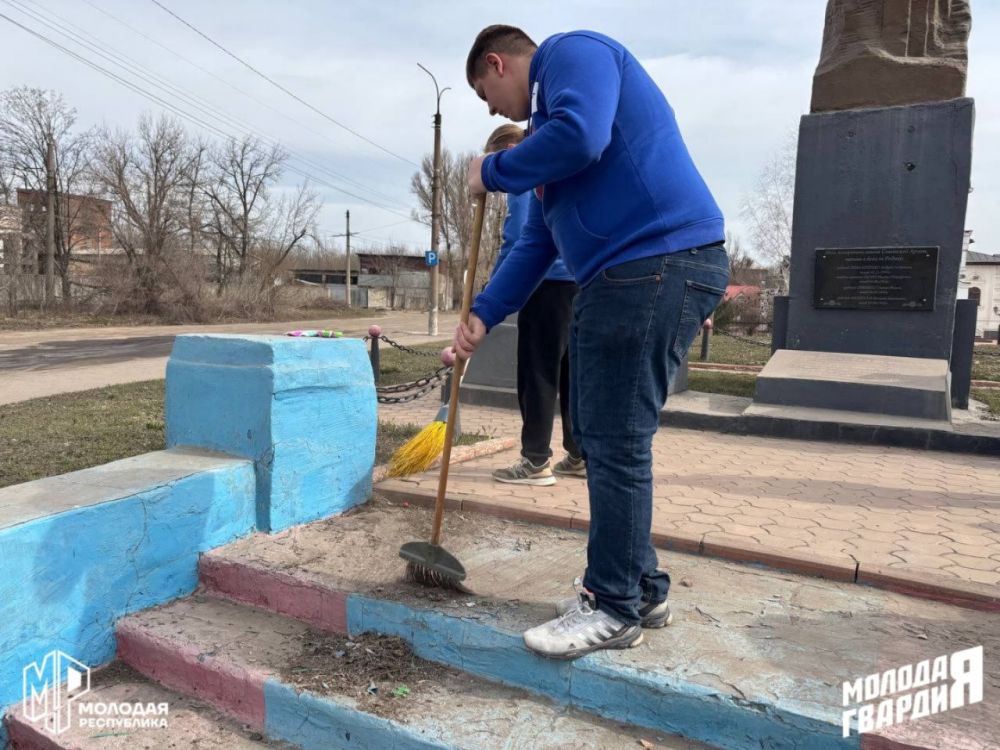 Молодёжка Горловки привела в порядок памятник Молодёжка Горловки привела в порядок памятник