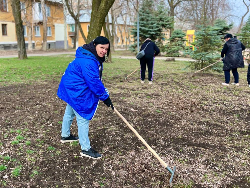 Михаил Меренков: Сегодня в Буденновском районе был проведен субботник, в котором приняло активное участие более 1500 человек, собрано и вывезено около 80м3 мусора, проводились работы по уборке территорий парков, скверов... Михаил Меренков: Сегодня в Буденновском районе был проведен субботник, в котором приняло активное участие более 1500 человек, собрано и вывезено около 80м3 мусора, проводились работы по уборке территорий парков, скверов...
